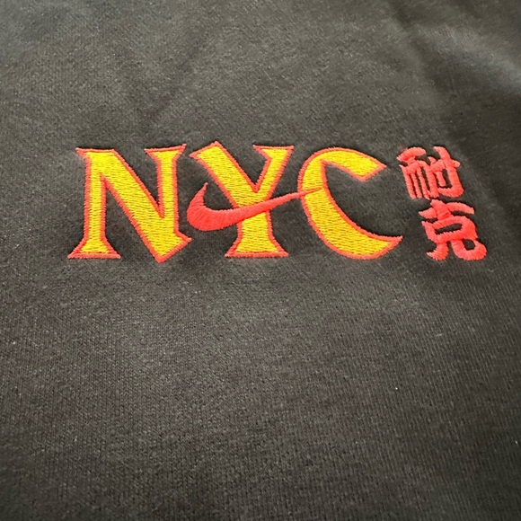 Nike NYC Chinatown Heavy Weight Pullover Hoodie Adult Small Black CW4777-010 - Picture 3 of 7